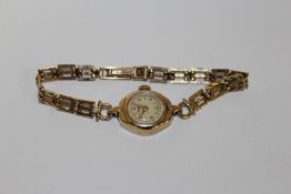 A 9 CARAT GOLD LADIES ROTARY WRISTWATCH ON HALLMARKED 9 CARAT GOLD STRAP OVERALL APPROX WEIGHT -