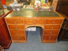 AN EARLY 20TH CENTURY MAHOGANY TWIN PEDESTAL DESK WITH INSET LEATHER TOP H-75 W-121 D-55 CM