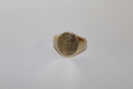 A HALLMARKED 9 CARAT GOLD SIGNET RING APPROX WEIGHT - 4.6G