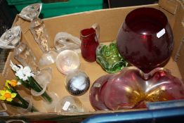 A BOX OF STUDIO GLASSWARE ETC. TO INCLUDE CAITHNESS PAPERWEIGHTS, GLASS FLOWERS ETC.