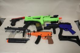 A BAG OF AIRSOFT GUNS TO INCLUDE AN AUTOMATIC EXAMPLE