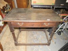 AN ANTIQUE OAK SIDE TABLE WITH SINGLE DRAWER H-70 W-91 CM