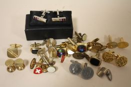 A COLLECTION OF VINTAGE CUFFLINKS ETC.