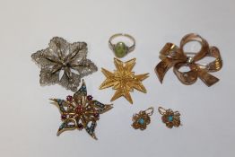 A COLLECTION OF VINTAGE BROOCHES TO INCLUDE FILIGREE EXAMPLES, TOGETHER WITH A SILVER RING