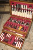 AN OAK CASED CANTEEN OF VINERS CUTLERY