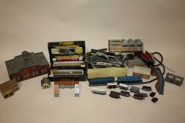 A BOX OF MINIATURE MODEL RAILWAY ACCESSORIES TO INCLUDE LIMA AND GRAHAM FARISH EXAMPLES, HORNBY