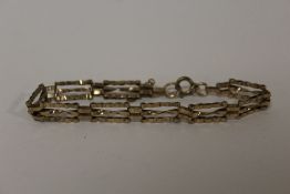 A LADIES 9 CARAT GOLD GATE BRACELET APPROX WEIGHT - 4.6G