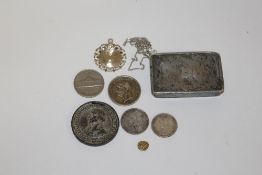 AN ANTIQUE EASTERN STYLE WHITE METAL SNUFF BOX CONTAINING VINTAGE COINS, MARINERS SOCIETY MEDAL,
