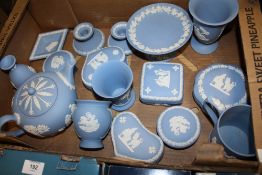 A TRAY OF BLUE WEDGWOOD JASPERWARE TO INCLUDE A TEAPOT, COMPORT ETC.