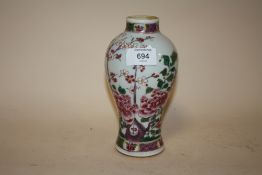 A MALL ORIENTAL VASE WITH COCKEREL DECORATION, H 19 CM
