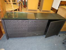 A LARGE MODERN GREY SIDEBOARD H-75 W-197 CM
