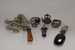 A BAG OF SILVER AND WHITE METAL JEWELLERY TO INCLUDE RINGS PENDANTS ETC