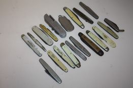A COLLECTION OF PEN KNIVES TO INCLUDE OTHER OF PEARL HANDLED EXAMPLES (20)
