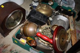 A TRAY OF METALWARE AND COLLECTABLES TO INCLUDE AN OAK CASED MANTEL CLOCK, SILVER PLATED PEPPERETTES