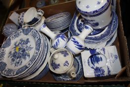 A TRAY OF BLUE AND WHITE CHINA TO INCLUDE RINGTONS