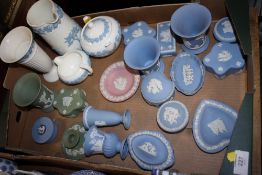 A TRAY OF ASSORTED WEDGWOOD JASPERWARE AND QUEENSWARE TO INCLUDE A PINK PIN DISH