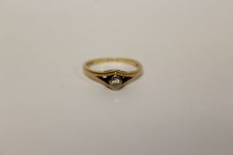 A HALLMARKED 18 CARAT GOLD DIAMOND SOLITAIRE RING APPROX WEIGHT - 2.7G