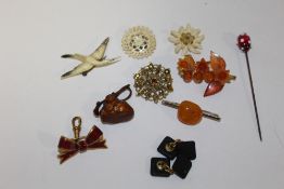 A COLLECTION OF VINTAGE BROOCHES ETC. TO INCLUDE AMBER STYLE EXAMPLES