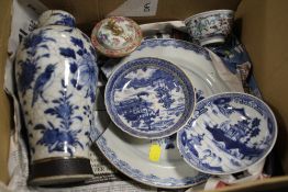 A COLLECTION OF ORIENTAL BLUE AND WHITE CERAMICS, A/F