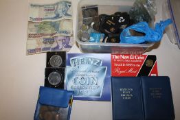 A COLLECTION OF WORLD COINS AND BANK NOTES TO INCLUDE HALF CROWNS, £2 COINS 1983 HEINZ