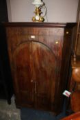 AN ANTIQUE MAHOGANY AND INLAID TALL CORNER CUPBOARD H-141 W-93 CM