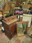 AN EDWARDIAN OAK BEDSIDE CABINET H-78 W-52 CM WITH A MAHOGANY DRESSING MIRROR (2)