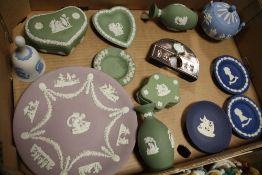A TRAY OF WEDGWOOD JASPERWARE OF ASSORTED COLOURWAYS TO INCLUDE A LILAC CABINET PLATE,