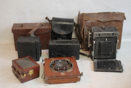 A TRAY OF ASSORTED VINTAGE PHOTOGRAPHIC EQUIPMENT to include a 'Cine Kodak Model B', plate holders