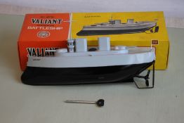 A BOXED SUTCLIFFE CLOCKWORK MODEL BATTLESHIP 'VALIANT' with key
