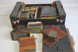 A TRAY OF ASSORTED VINTAGE MAGIC LANTERN PARTS AND ASSOCIATED ACCESORIES