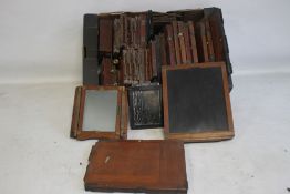 A TRAY OF ASSORTED VINTAGE PHOTOGRAPHIC PLATE HOLDERS AND PLATES, assorted sizes