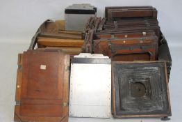 A TRAY OF ASSORTED VINTAGE PHOTOGRAPHIC PLATE HOLDERS AND PLATES, assorted sizes