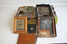 A TRAY OF ASSORTED VINTAGE PHOTOGRAPHIC PLATE HOLDERS AND PLATES, assorted sizes