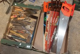 A TRAY OF SAWS TOGETHER WITH A TRAY OF TOOLS TO INCLUDE CHISELS