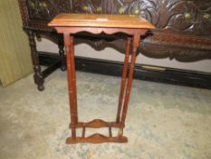 A SMALL OAK OCCASIONAL TABLE WITH SPIDER LEGS H-69 W-38 CM SLIGHT DAMAGE