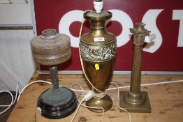 A BRASS COLUMN TABLE LAMP TOGETHER WITH TWO OTHERS, A/F