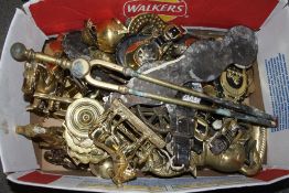 A BOX OF BRASSWARE TO INCLUDE FIRE IRONS, HORSE BRASSES ETC.