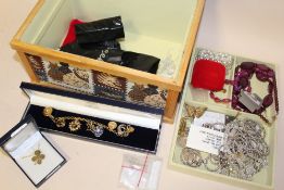A BOX OF COSTUME JEWELLERY TO INCLUDE A CHARM BRACELET