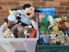 A BOX OF MODERN TOYS AND HOUSEHOLD ITEMS TOGETHER WITH A SELECTION OF NEW AND VINTAGE SOFT TOYS TO