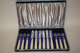 A CASED HALLMARKED SILVER TWELVE PIECE CUTLERY SET