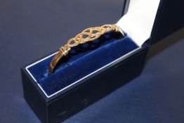 A HALLMARKED 9 CT GOLD BANGLE, APPROX WEIGHT 7.6 G