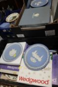 A LARGE QUANTITY OF WEDGWOOD COLLECTOR'S PLATES TO INCLUDE JASPERWARE EXAMPLES (5 BOXES)
