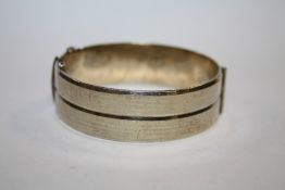 A VINTAGE LONDON HALLMARKED ART DECO STYLE BANGLE - APPROX 40G
