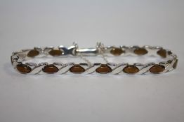 A VINTAGE HALLMARKED SILVER 'X' DESIGN BRACELET - APPROX 23G