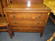 A VINTAGE OAK THREE DRAWER CHEST H-85 W-82 CM