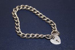 A VINTAGE LONDON HALLMARKED SILVER LOVE HEART LINK BRACELET - APPROX 25G