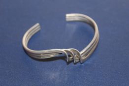 A VINTAGE SILVER RETRO DESIGN BANGLE - APPROX 24G