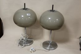 A PAIR OF RETRO STYLE TABLE LAMPS, OVERALL HEIGHT 50 CM