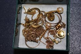 A COLLECTION OF 9 CT GOLD AND YELLOW METAL JEWELLERY ETC.