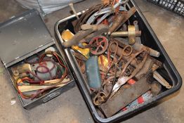 A TRAY OF HANDTOOLS AND PARTS ETC TO INCLUDE A SECO MOTOR DRILL